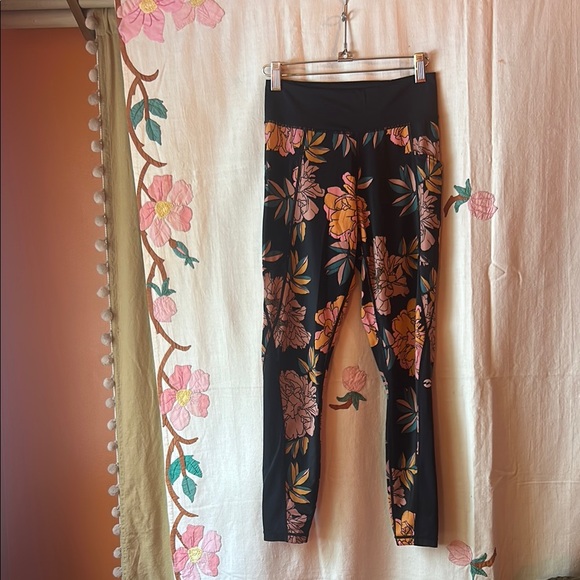 Floral Patterned Leggings and bra set - Picture 5 of 8